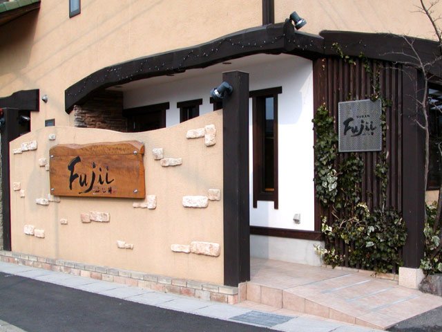 木のぬくもりを感じるやさしい外観