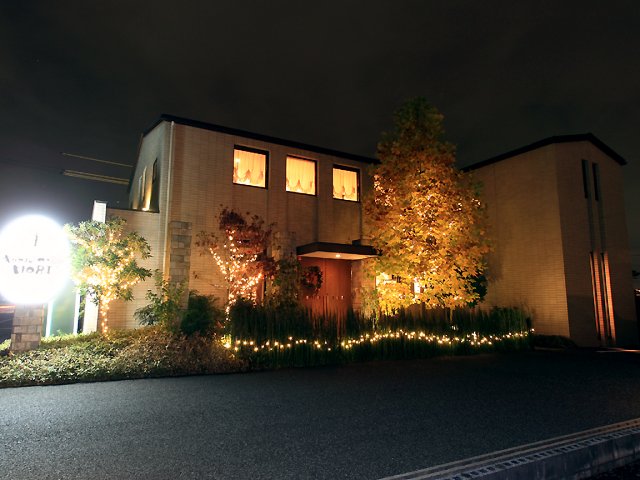 ライトアップされた外観。