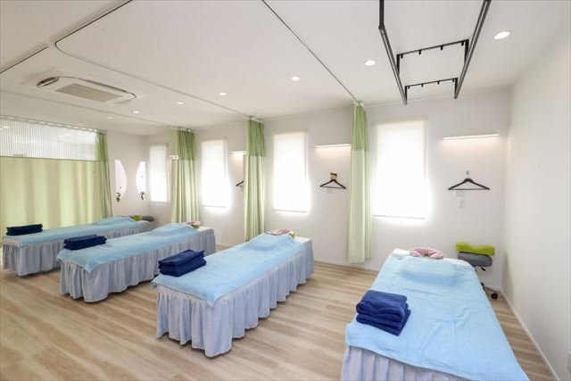 明るく清潔感あふれる施術室