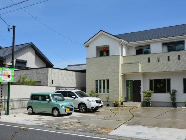 静かな住宅街に位置する店舗