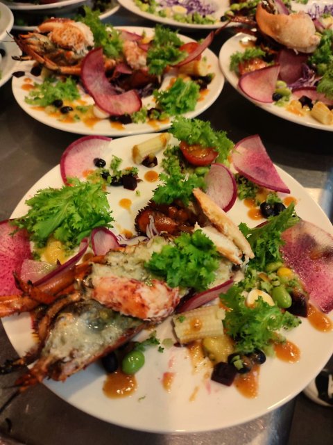 オマール海老のサラダ仕立ては見た目も華やか