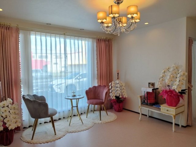 お洒落な待合室はまるでカフェのよう