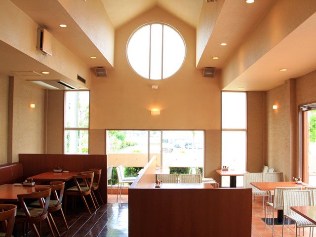 明るく開放的な店内