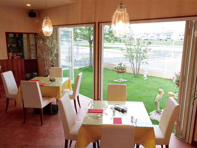 外を眺めながらお料理をいただく贅沢な時間