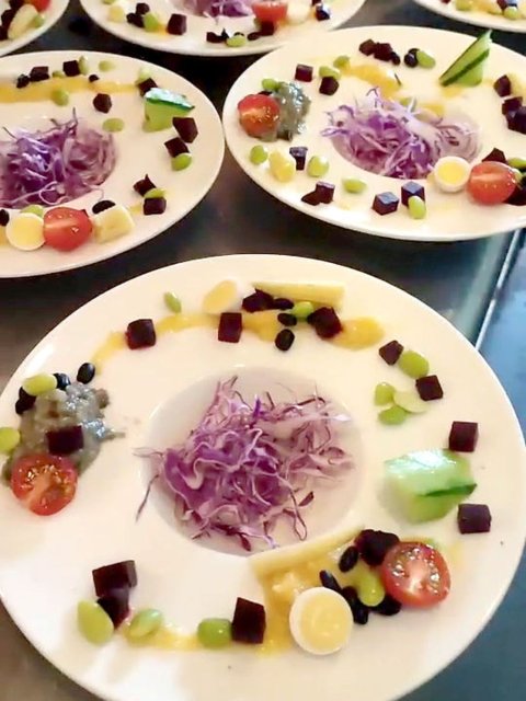 トッピングが選べるサラダは見た目も華やか