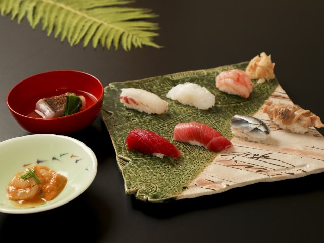 お酒と共に楽しめるお料理と極上のお寿司が味わえる「おまかせコース」。