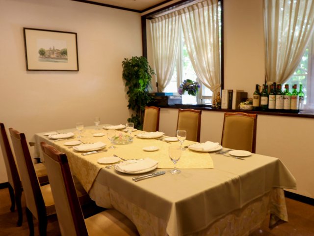 お祝いに最適な8名までOKな完全個室。