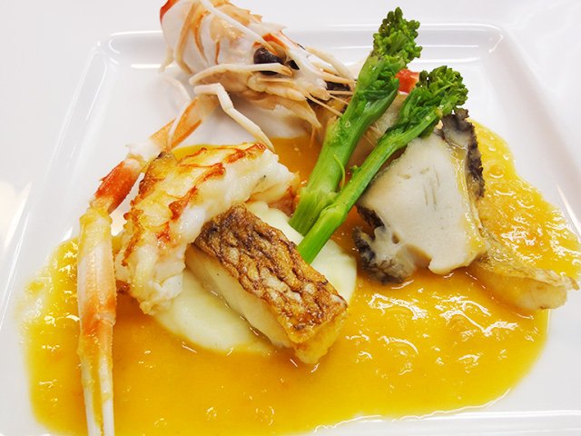 晴れの日の食卓を優雅に演出する料理の数々。