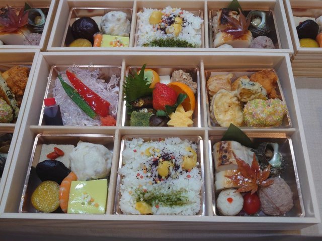 彩り豊かで品数も豊富なお弁当(5,400円）。