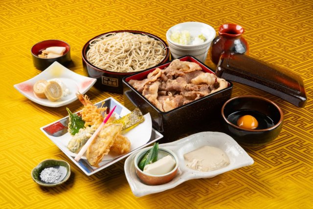 昼の集まりにもおすすめ「飛騨牛重御膳」※写真は天麩羅付き。