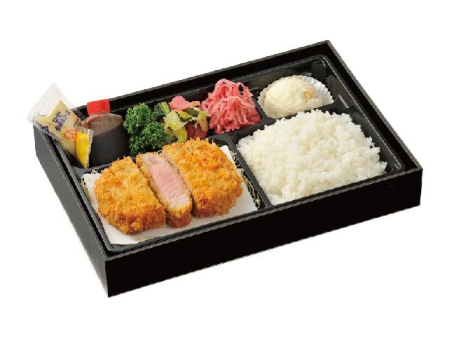 お手軽なとんかつお弁当も人気。