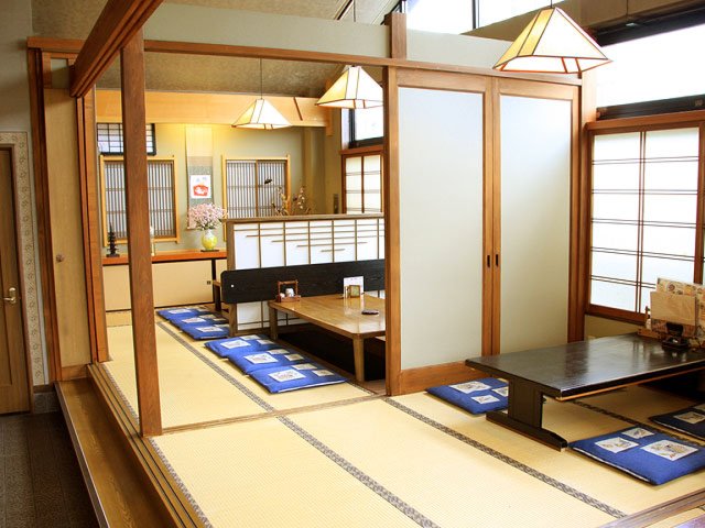 日頃は開放的な大座敷は仕切りを組み合わせれば色んなタイプの個室に変化する

