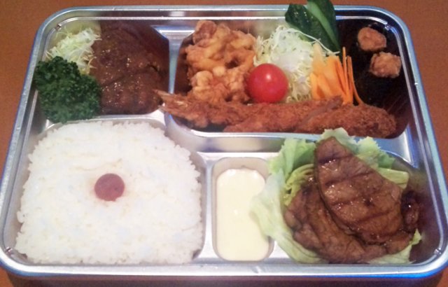 一番人気はビーフ網焼きが入った2,700円のお弁当。