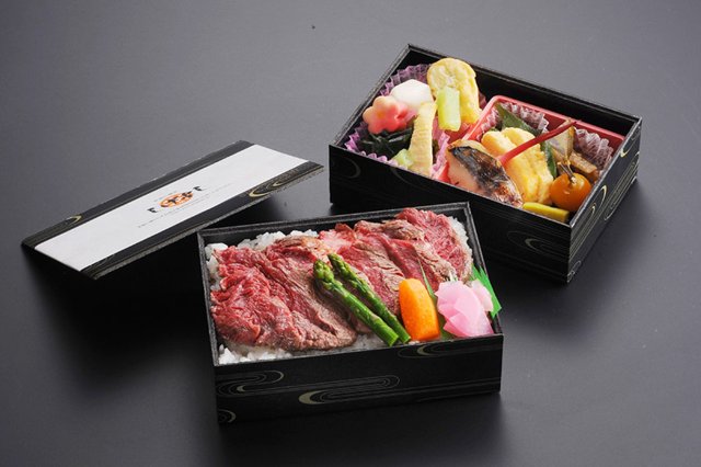 おかず付の二段のお弁当。ボリューム満点で男性にも人気
