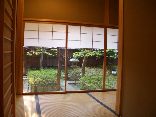 中庭を眺めながら、大切な節目を静かに祝う。