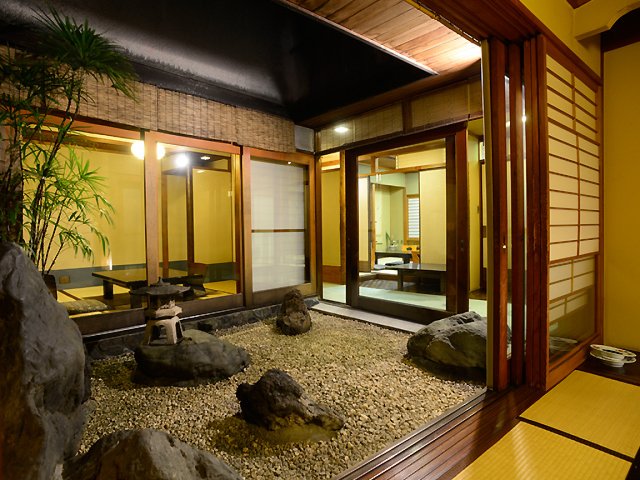 中庭を眺める風情ある個室。