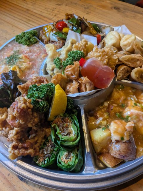 小槌人気のメニューから旬の食材を使ったお料理まで楽しめる「あったかオードブル」。