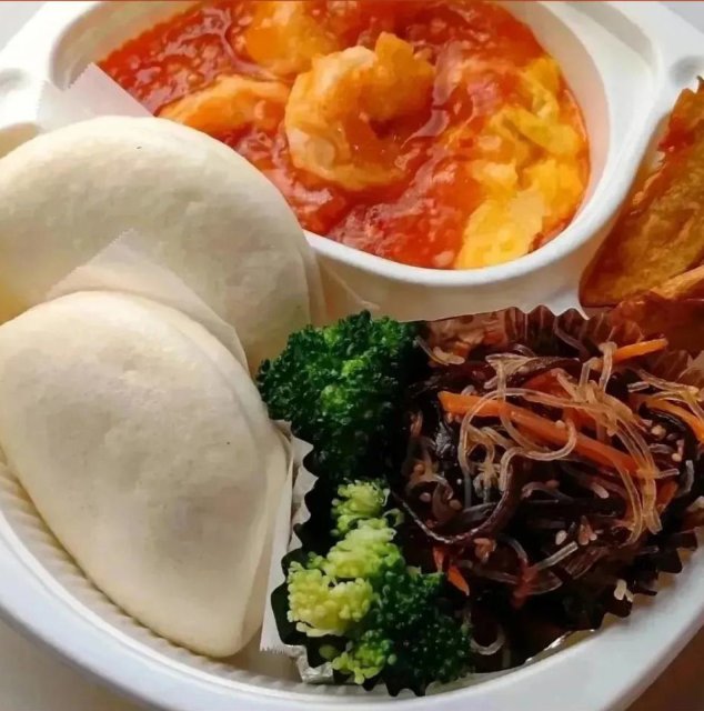 キッチンカーでも人気のお弁当。ごはんか蒸しパンが選べるのもうれしい。