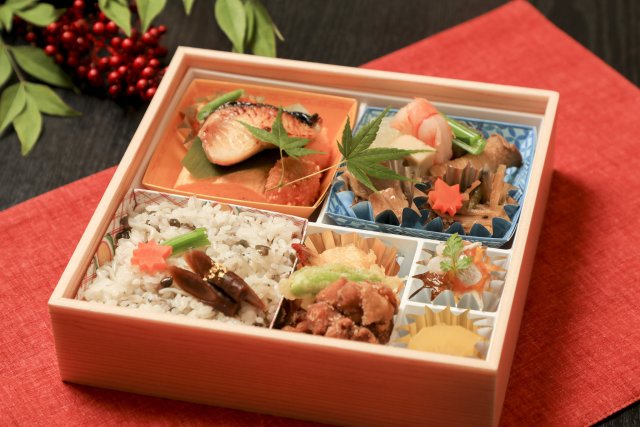 お持ち帰り用の「松花堂弁当」は2個から、3日前までの要予約。