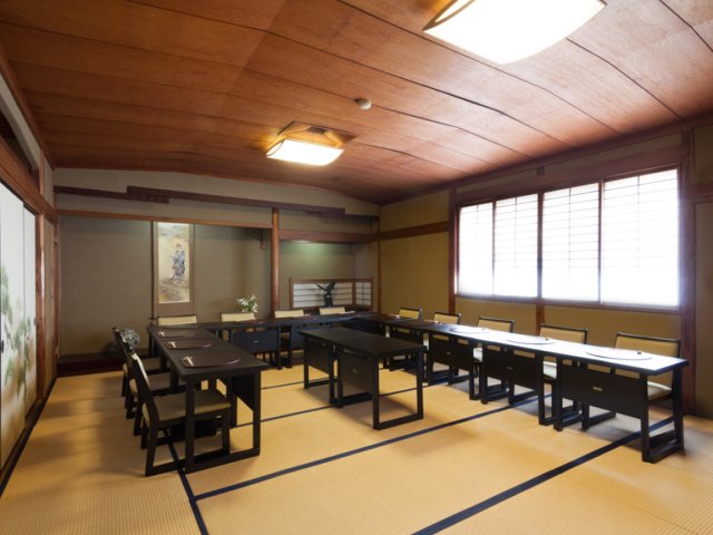 部屋はすべて個室。椅子席は最大18名様まで。60名まで対応できる大広間もある。