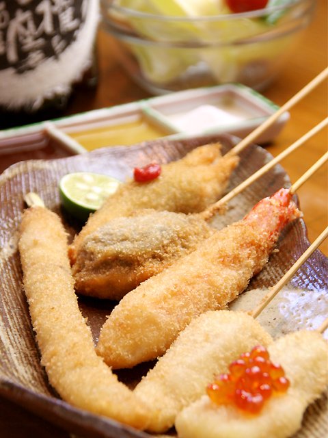 揚げたての串揚げはごはんにもお酒にも合う。