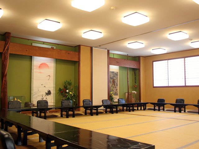 大広間は50名様まで対応。次の日や帰りの足の心配が無い宿泊プランもおすすめ。