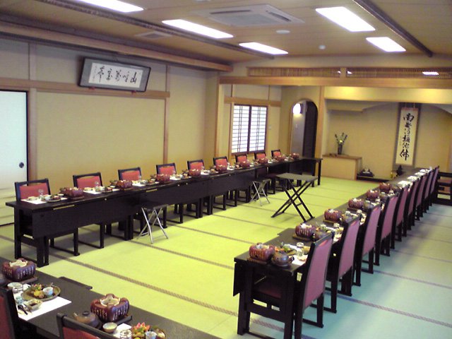 2階の宴会会場は18～30名様、20日前までのご予約にて(別途サービス料)。