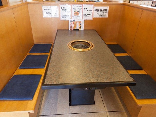 少人数や家族での集まりに半個室風のテーブル席がおすすめ。