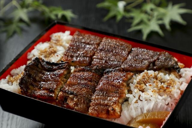 うなぎ弁当(上3,960円)はがっつりうなぎが1本入。