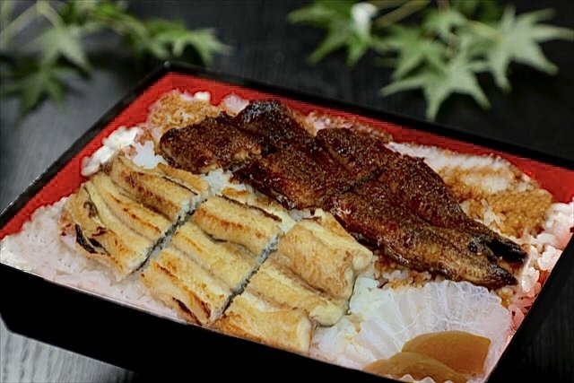 蒲焼と白焼きどちらも食べたいなら紅白弁当がおすすめ。
