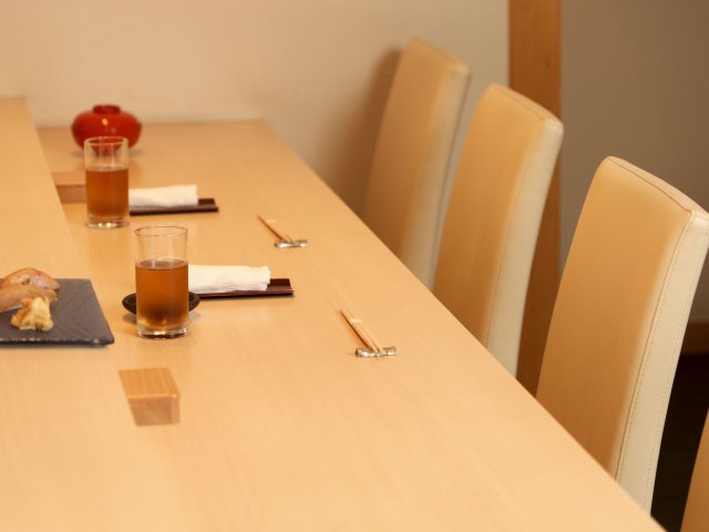 最上の握りが味わえるすし屋の特等席「カウンター」。