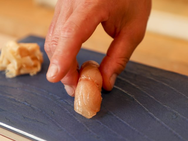 旬の食材を活かした創作料理と寿司のコースを堪能。
