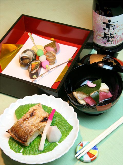 見た目でも四季を感じる伝統的な京料理。