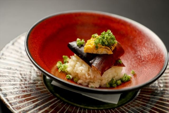 旬の食材を使った料理を店主のこだわりが詰まった器で。