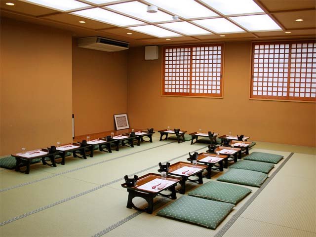 大小様々な個室が用意され用途に合わせて選べる。無料送迎サービスもあり。