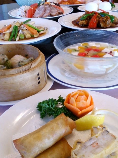 前菜、揚げ物、肉料理、魚料理など、ボリュームも大満足