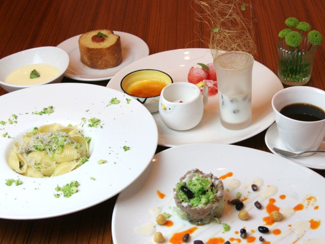 シェフおまかせのコース料理は前日までの要予約。