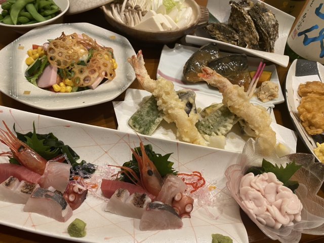 天ぷらと魚介を堪能できるコースは価格に応じて。