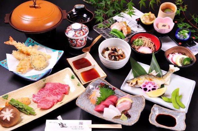 季節の会席の他、お祝い・法要料理なども揃う。。