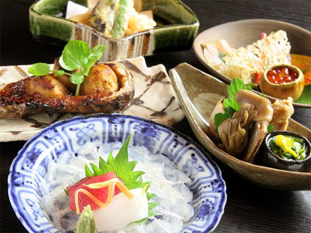 天然物の鮮魚や旬の味覚の数々を堪能。