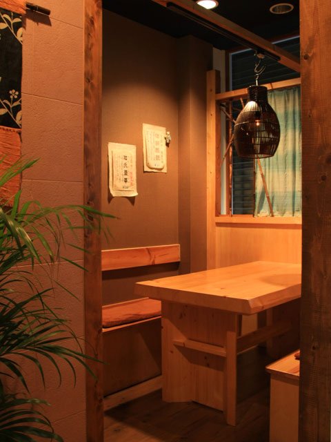 個室風のテーブル席はシックでプライベートな雰囲気を演出。