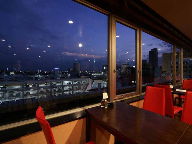 10階からの眺めをおいしい料理とお酒とともに。
