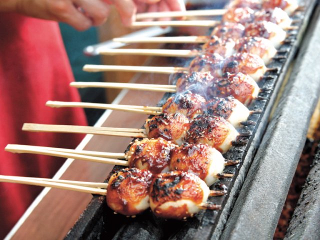 焼き立ての「みそぎ団子」は格別！