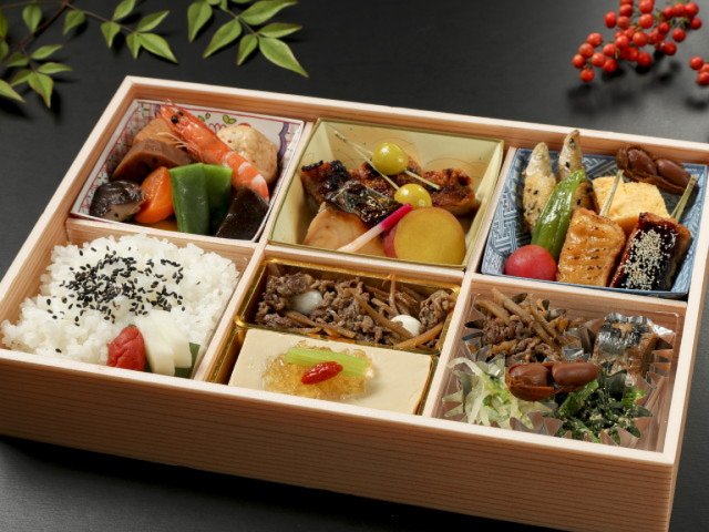 季節のお弁当は会社や自宅での会食などにおすすめ。