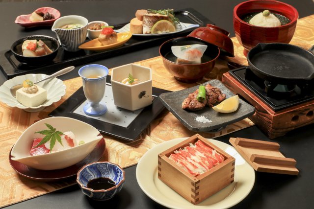 旬を美しく仕立てる懐石料理。