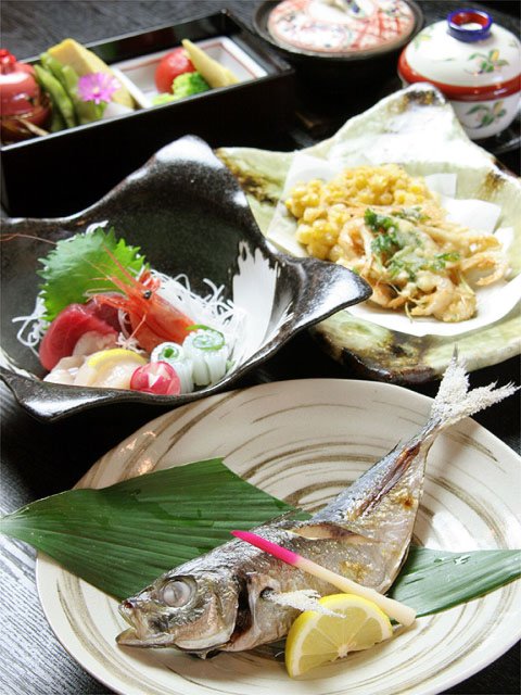割烹出身の店主の腕が冴える、旬を捉えた料理の数々。