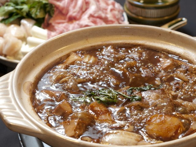 夏から冬にかけては牛ホルモンみそ鍋。