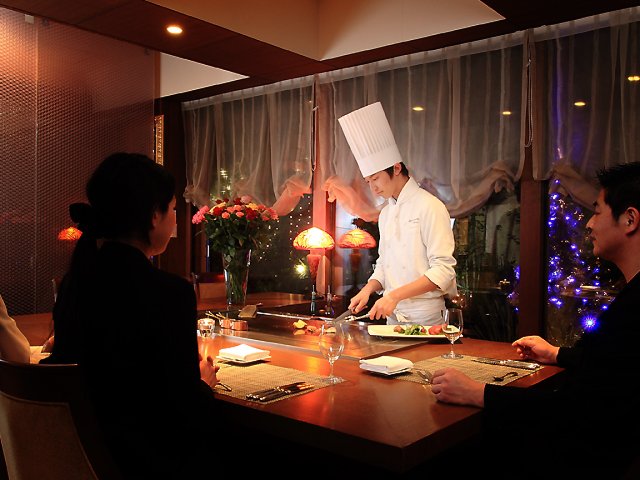 光に照らし出された店内が、料理の味わいをいっそう引き立てる。