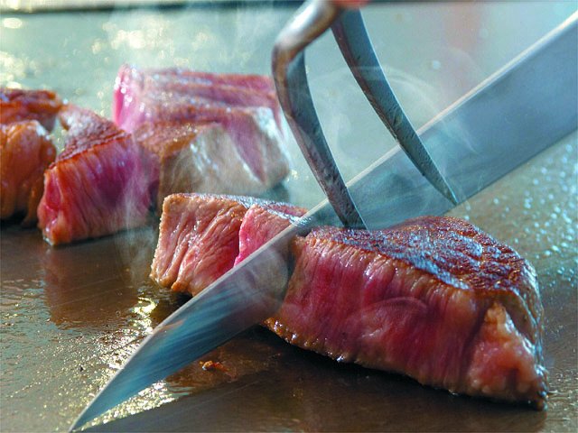 上質な食材を、軽快なナイフさばきで圧倒するシェフの見事なパフォーマンスが、目前で繰り広げられる特別なひととき。