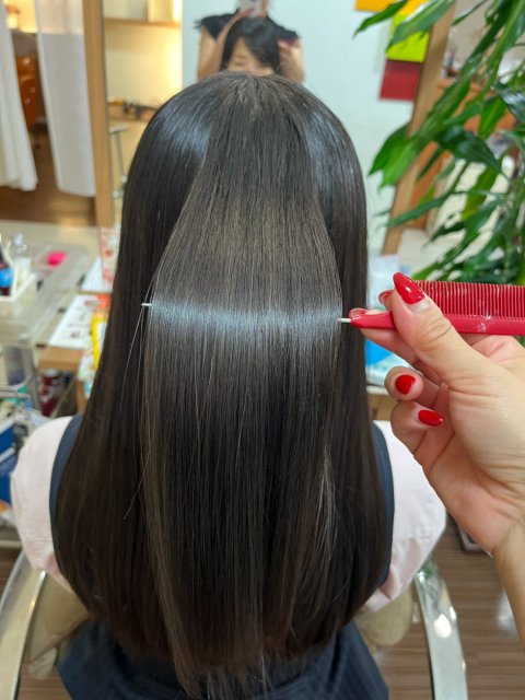髪のパサつきや広がり、癖毛、チリ毛を同時に改善する「真酸性髪質改善ストレート」。「トステアトリートメント」との併用が効果的。